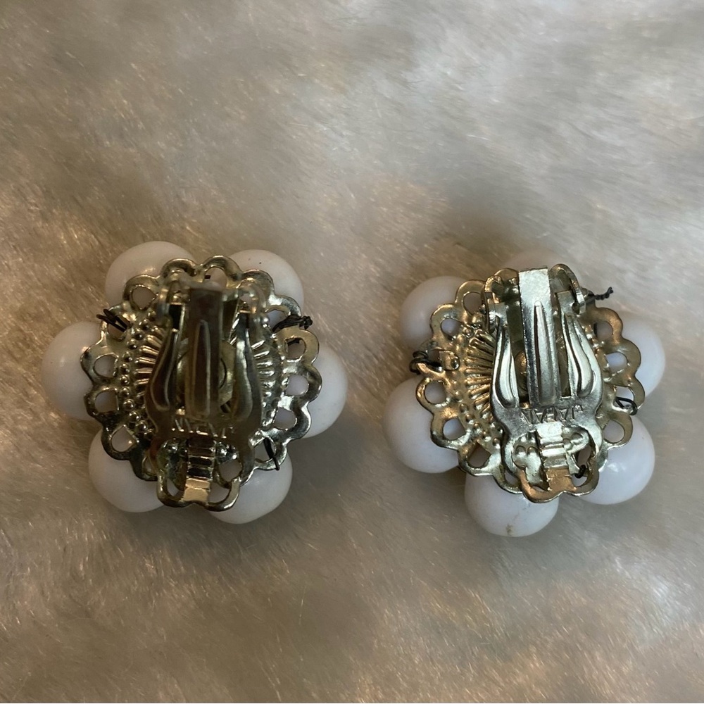 ☘️VTG Japan White Cluster Flower Clip On Earrings - Picture 2 of 4